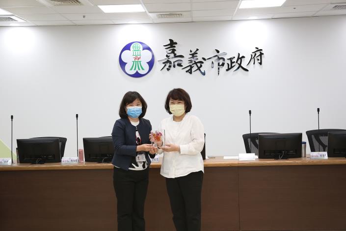 6 衛生局長廖育瑋轉呈獎項給市長.JPG