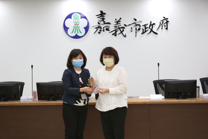 8 衛生局長廖育瑋轉呈獎項給市長.JPG