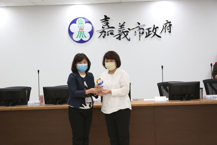 2 衛生局長廖育瑋轉呈獎項給市長.JPG
