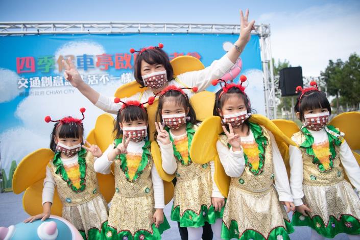 0_黃敏惠市長與育人國小附幼合照