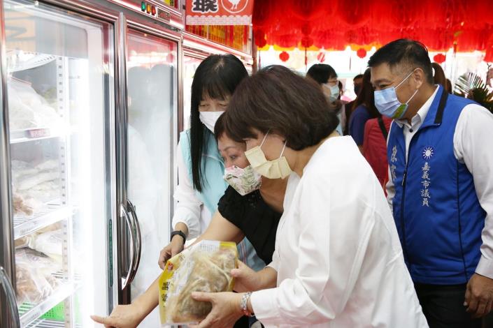 0_黃敏惠市長挑選食材 (2).JPG