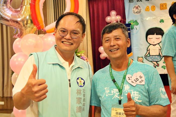 B (右)張耀文資深顧問從74年加入展愛服務社至今 默默貢獻.JPG