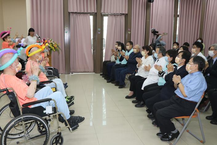 5 長輩表演.JPG