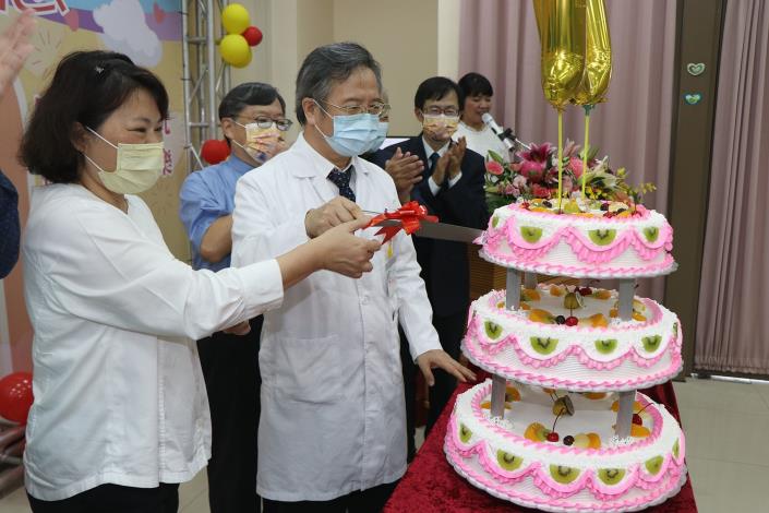 3 市長與保康姚維仁董事長切生日蛋糕.JPG