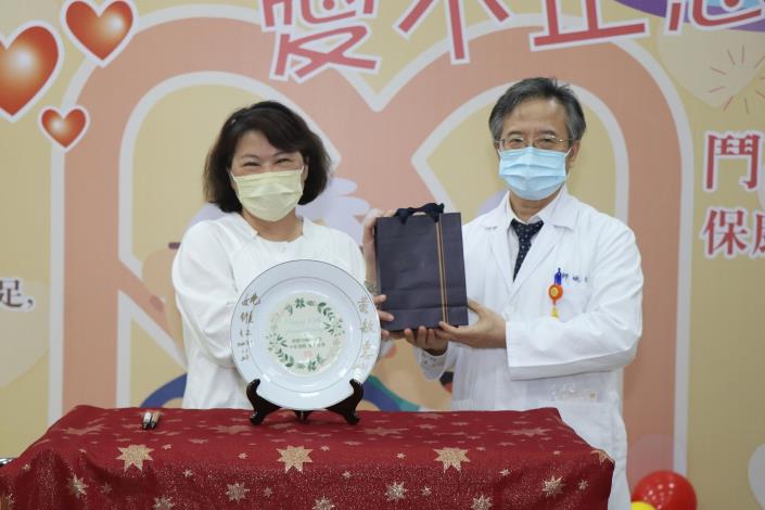 1 市長與姚維仁董事長共同簽立10週年紀念品.JPG