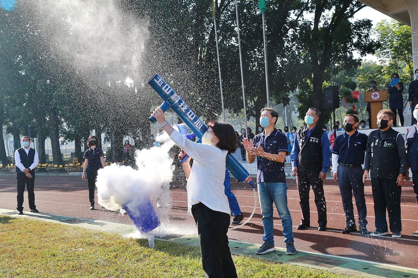 市長發射火箭.JPG