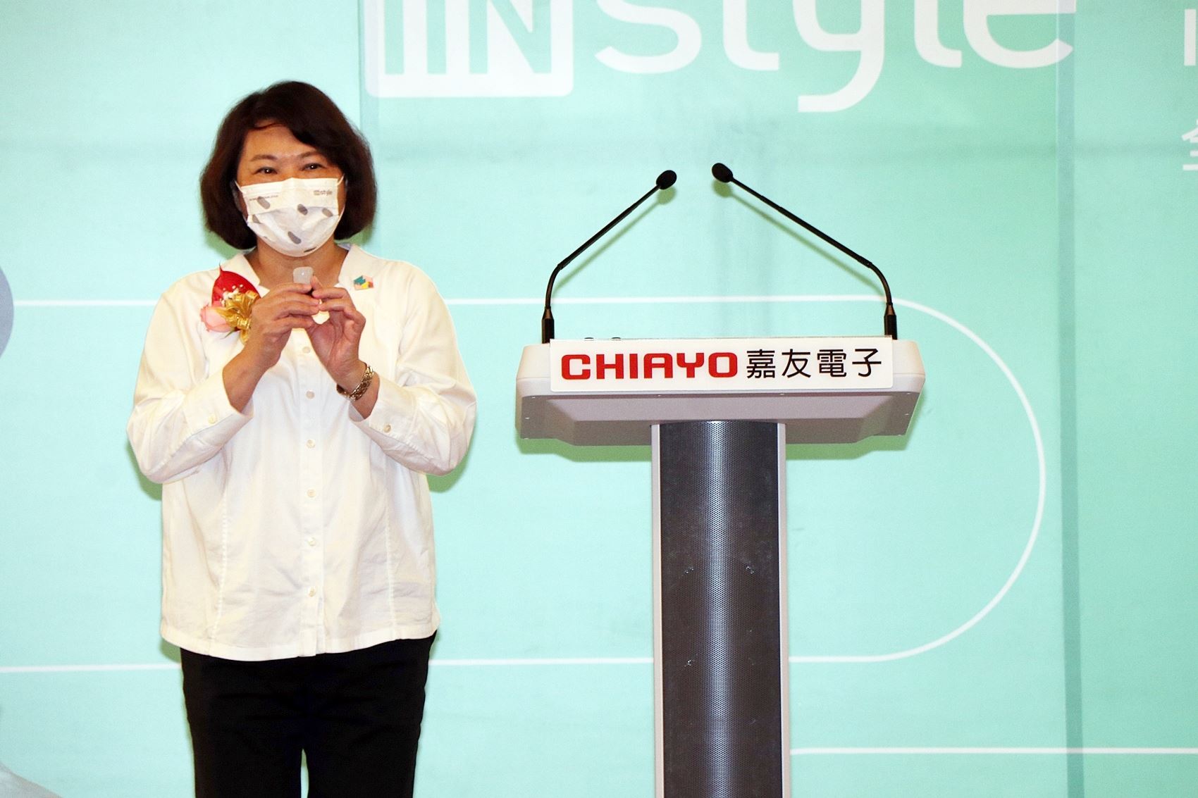市長手拿新品麥克風.JPG