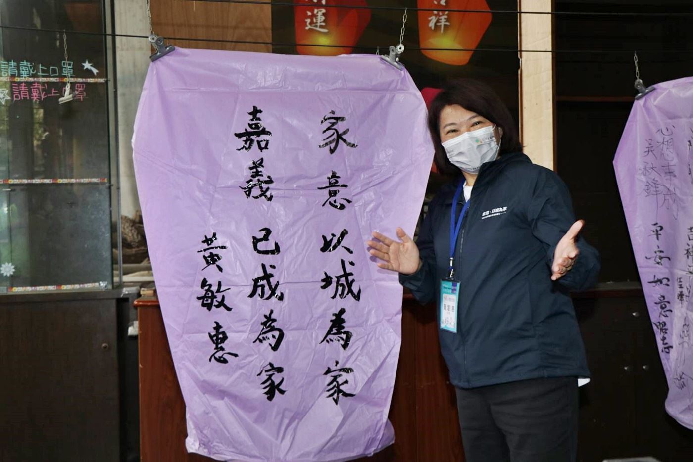 0_黃敏惠市長在天燈上題字