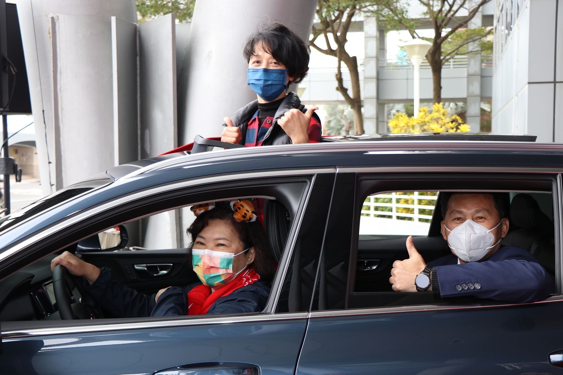 0 市長與VOLVO汽車得獎者蘇素卿小姐(中)及VOLVO徐銘豐經理.JPG
