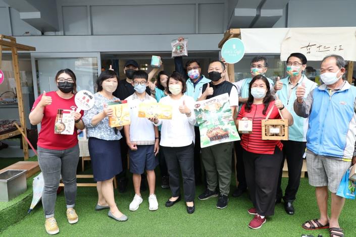 0 LINE_黃敏惠市長展區巡禮暨攤位互動合照.JPG