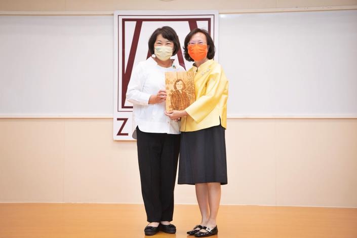 0_市長致贈感謝獎牌給蔡青蓉社長