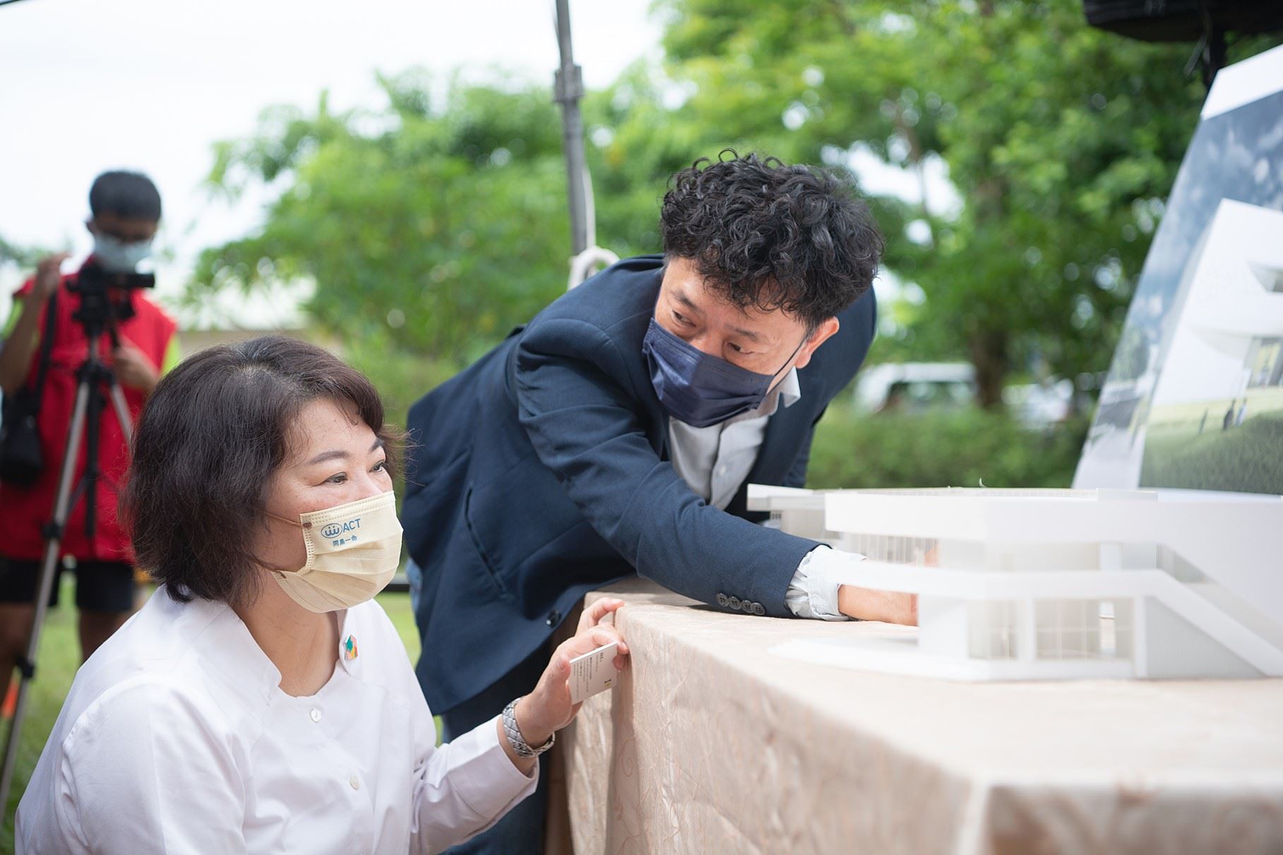 賴人碩建築師向黃敏惠市長介紹活動中心設計