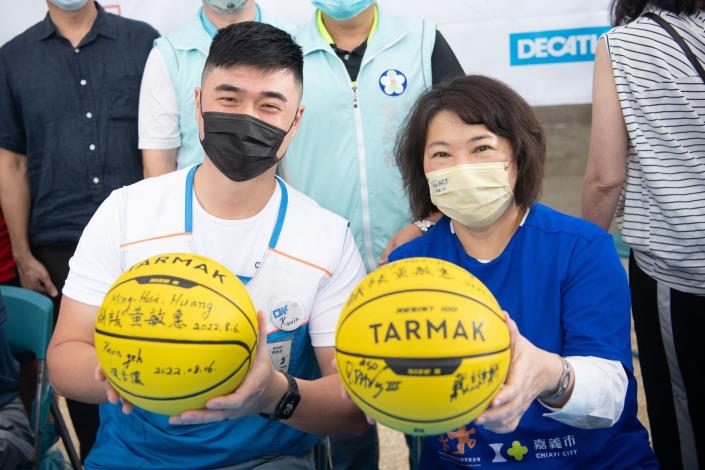 0_市長致贈簽名球合照