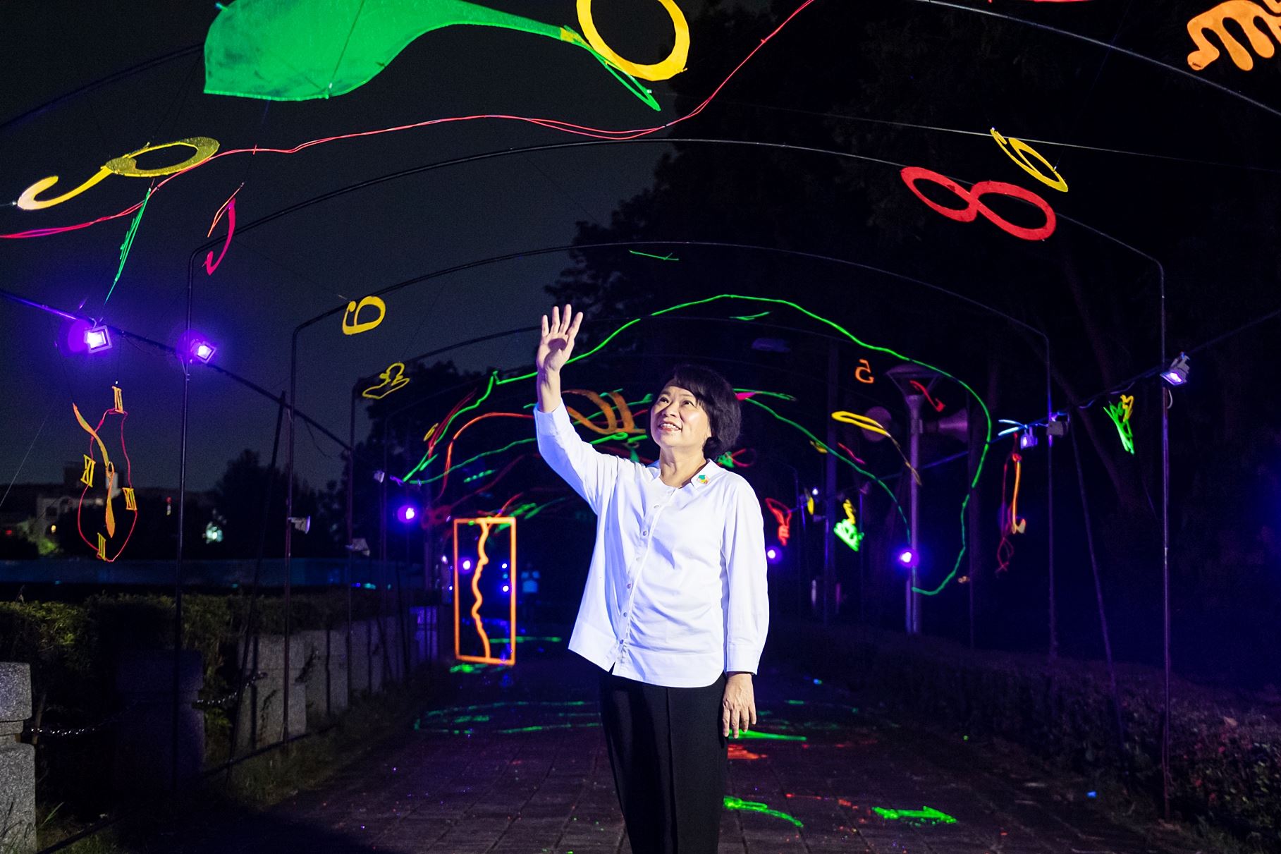 「時空隧道」以「線藝術」作品搭配迷幻多彩的夜光效果