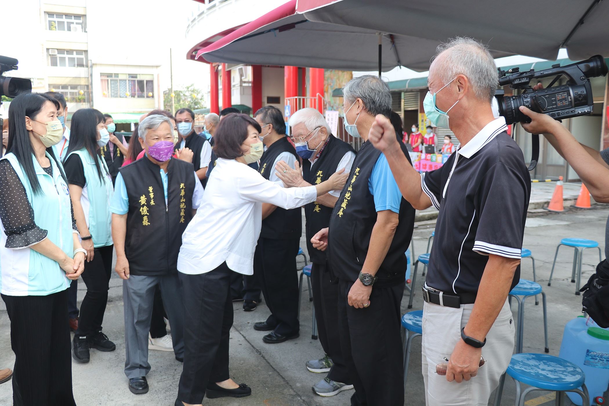 0 市長親切與九華山地藏庵人員打招呼.JPG