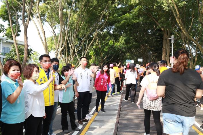 0_市長與出發民眾加油打氣.JPG