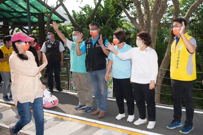 0_市長與出發民眾加油打氣 (2)