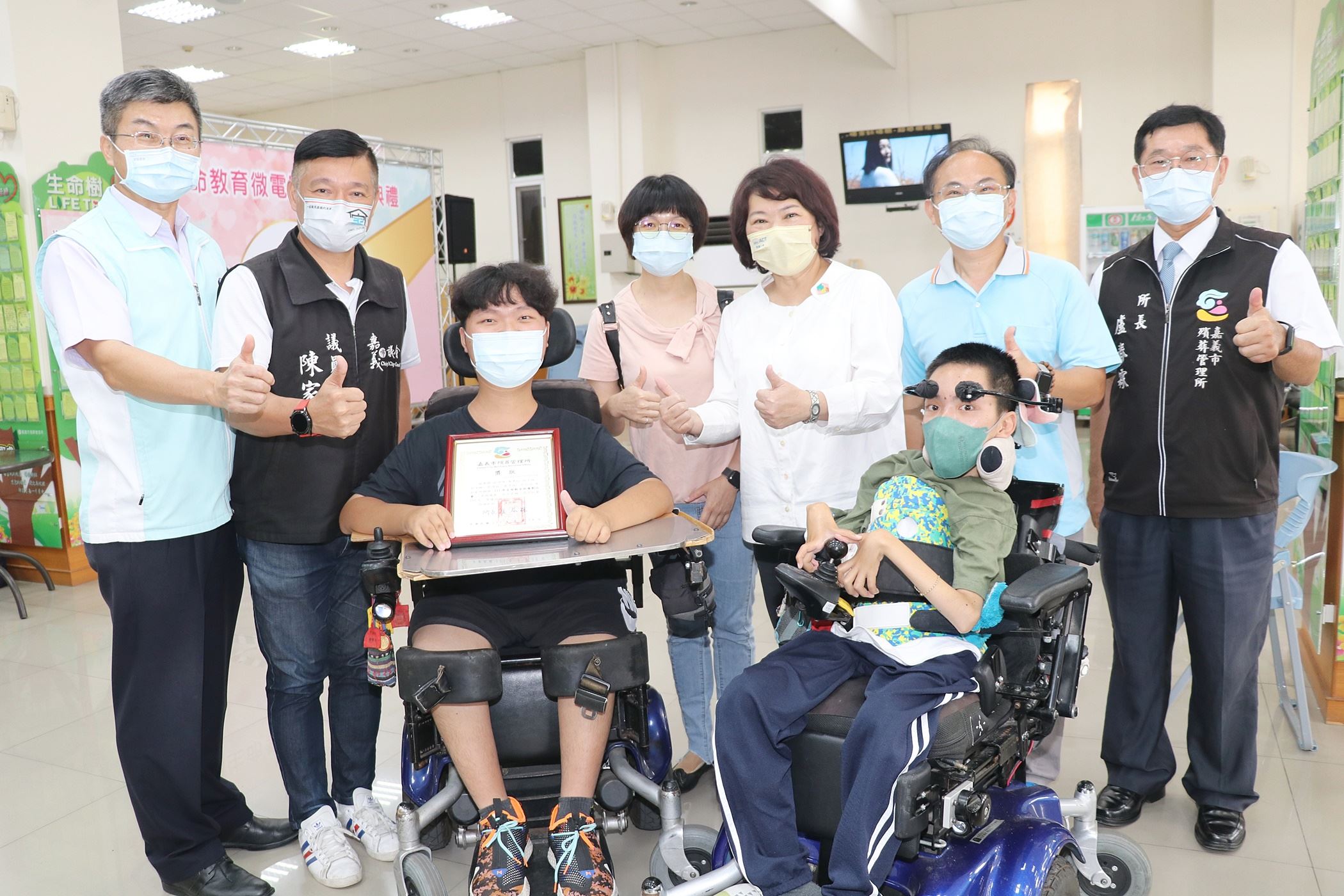 0 市長鼓勵哥哥林育陞(左三)、弟弟林子揚(右三.JPG