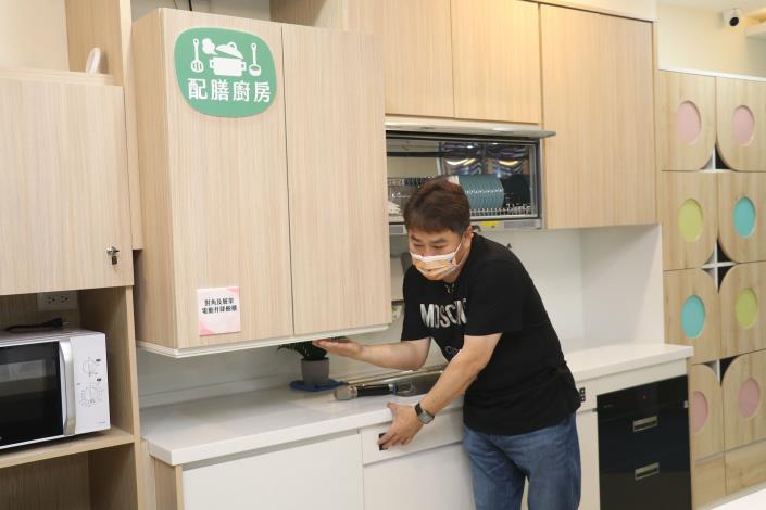 0 黎世宏執行長介紹可升降的餐具櫃 方便長輩取用.JPG