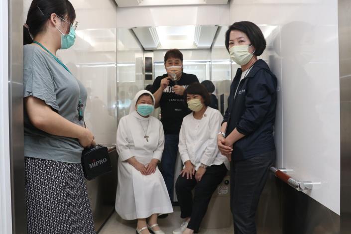 0 電梯內可供長輩坐下、提供食物及飲用水.JPG