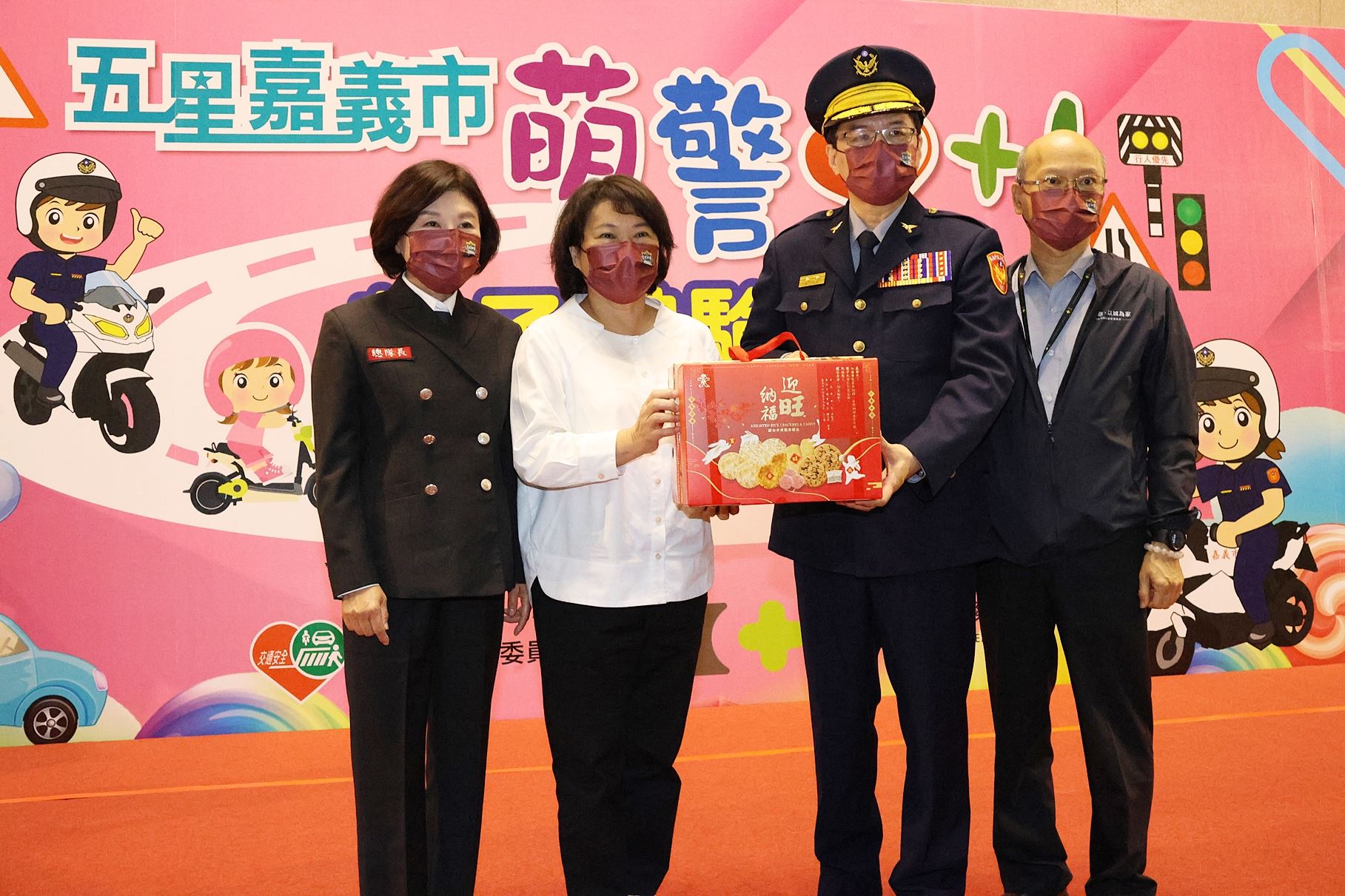 0 市長致贈慰問物資.JPG