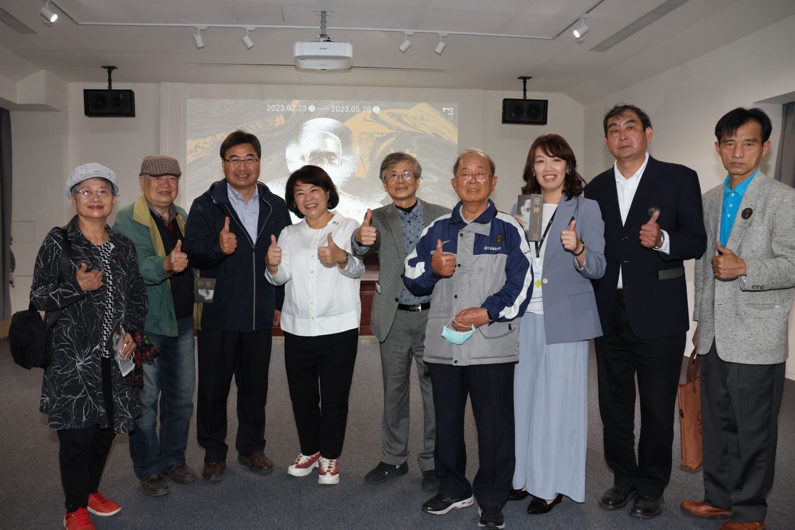 0 市長與前來觀展的眾藝術家合影