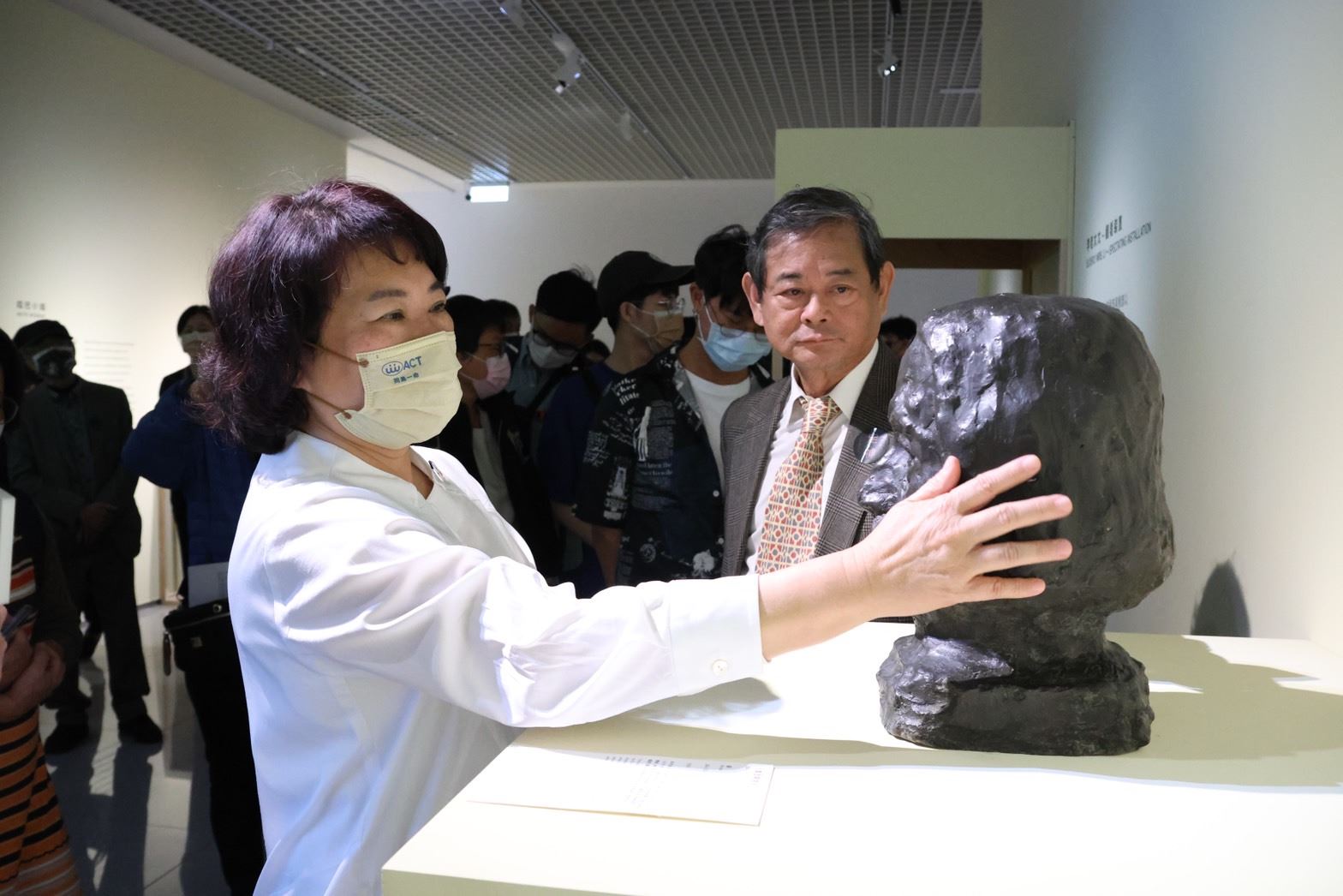 0 市長在互動獨驗區以觸摸感受雕像紋理