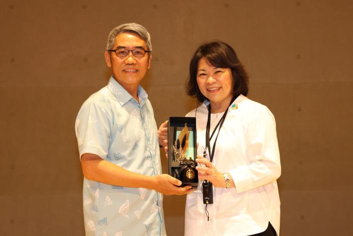 0 市長與屏東縣政府秘書長互贈伴手禮