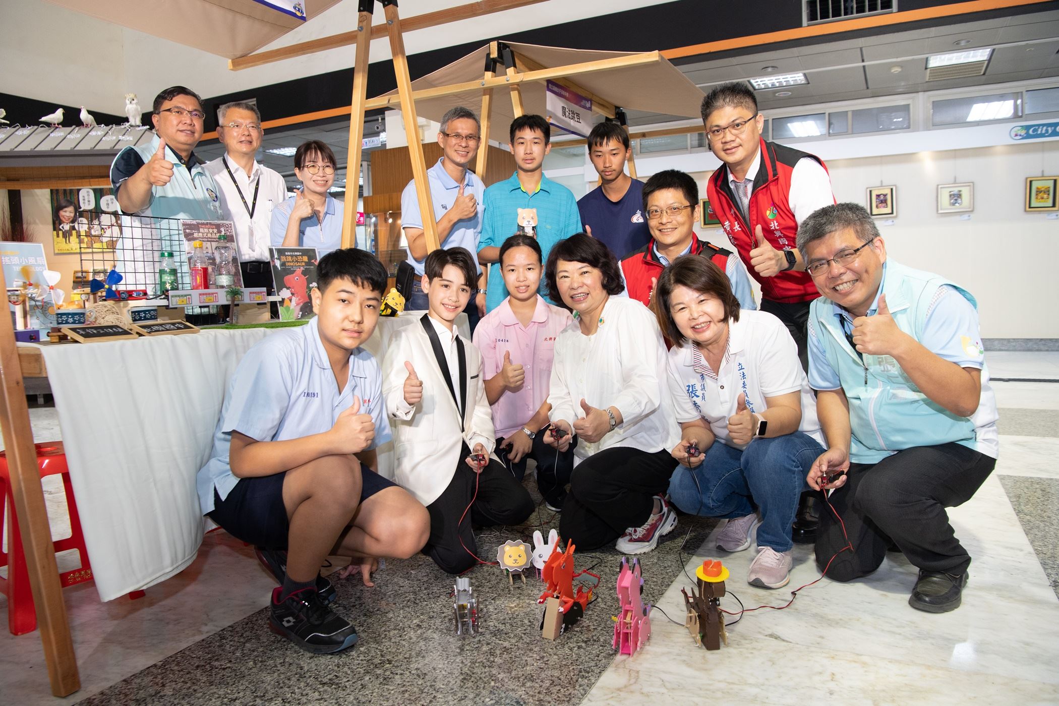 0市長與北興國中學生玩跳跳小恐龍
