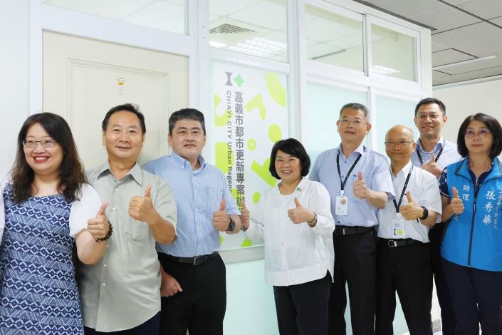 0 都更辦公室揭牌合影.JPG