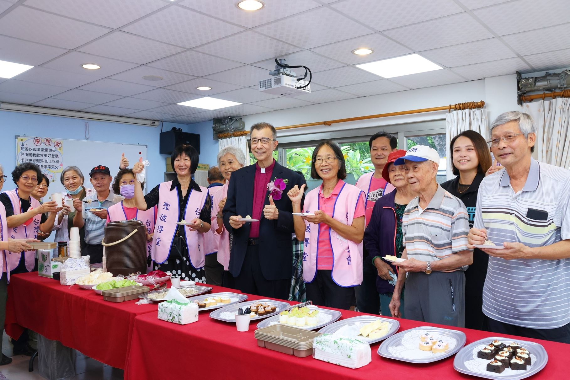 0 關懷據點合影(中為張員榮主教).JPG