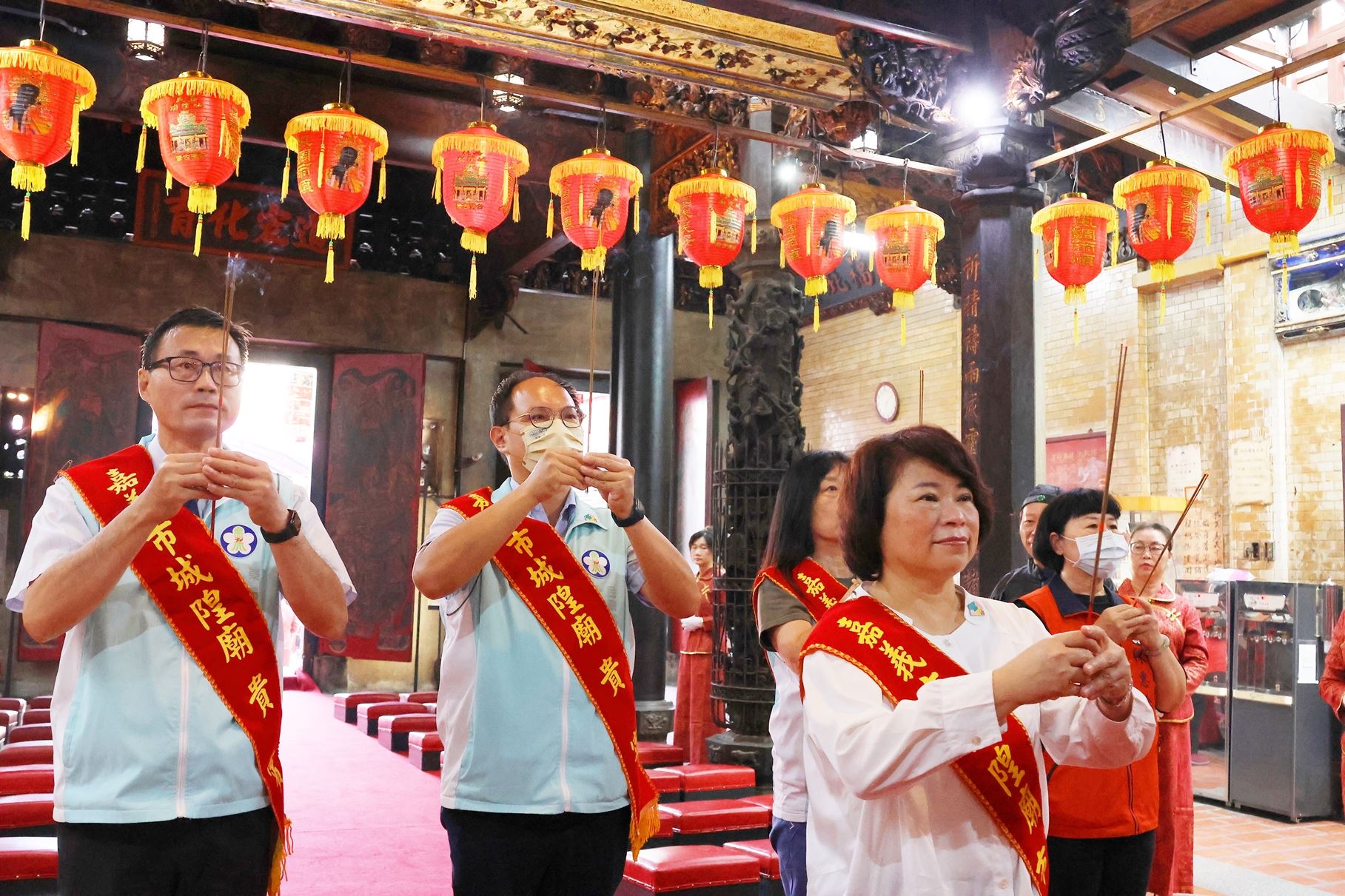 0 市長率市府團隊參拜.JPG