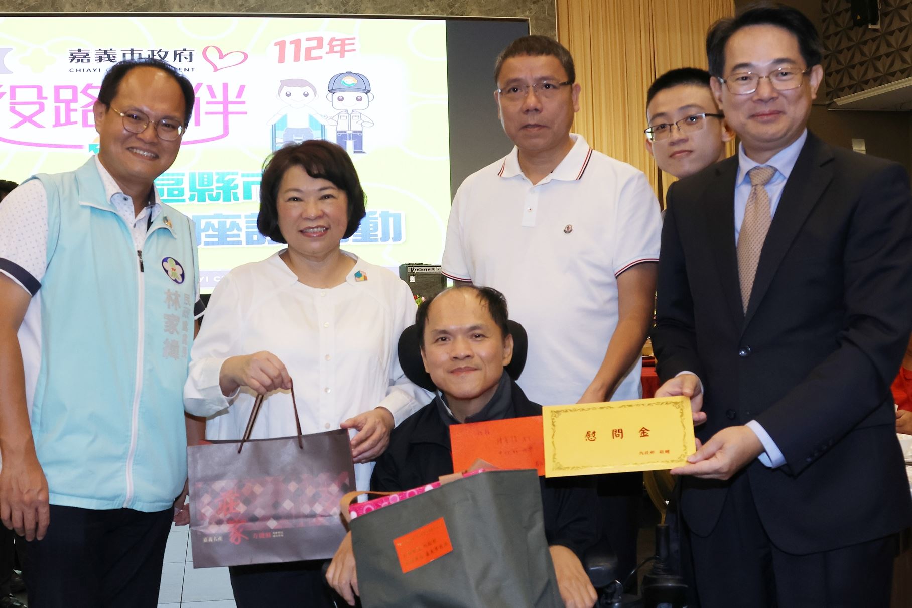 0 致贈南區五縣市國軍袍澤代表慰問金及慰問品 -嘉義市(5).JPG