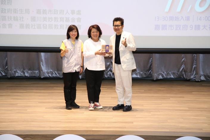 05_黃敏惠市長致贈吳春城博士嘉義市特色伴色禮.JPG