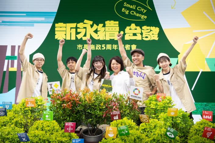 0_市長與舞團合照 (2)