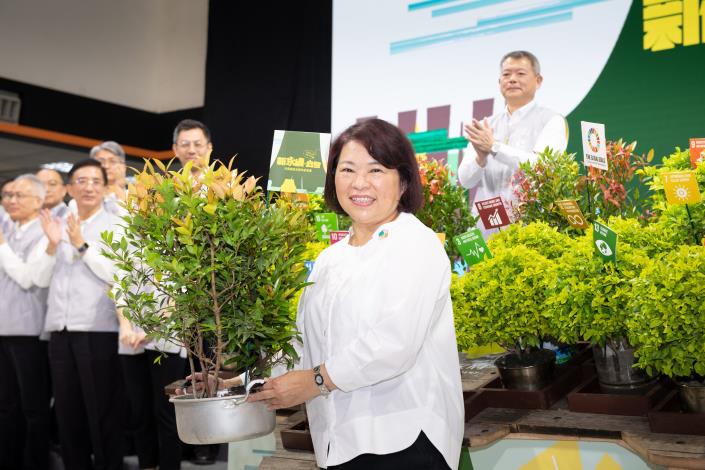 0_市長擺放象徵永續的長紅木