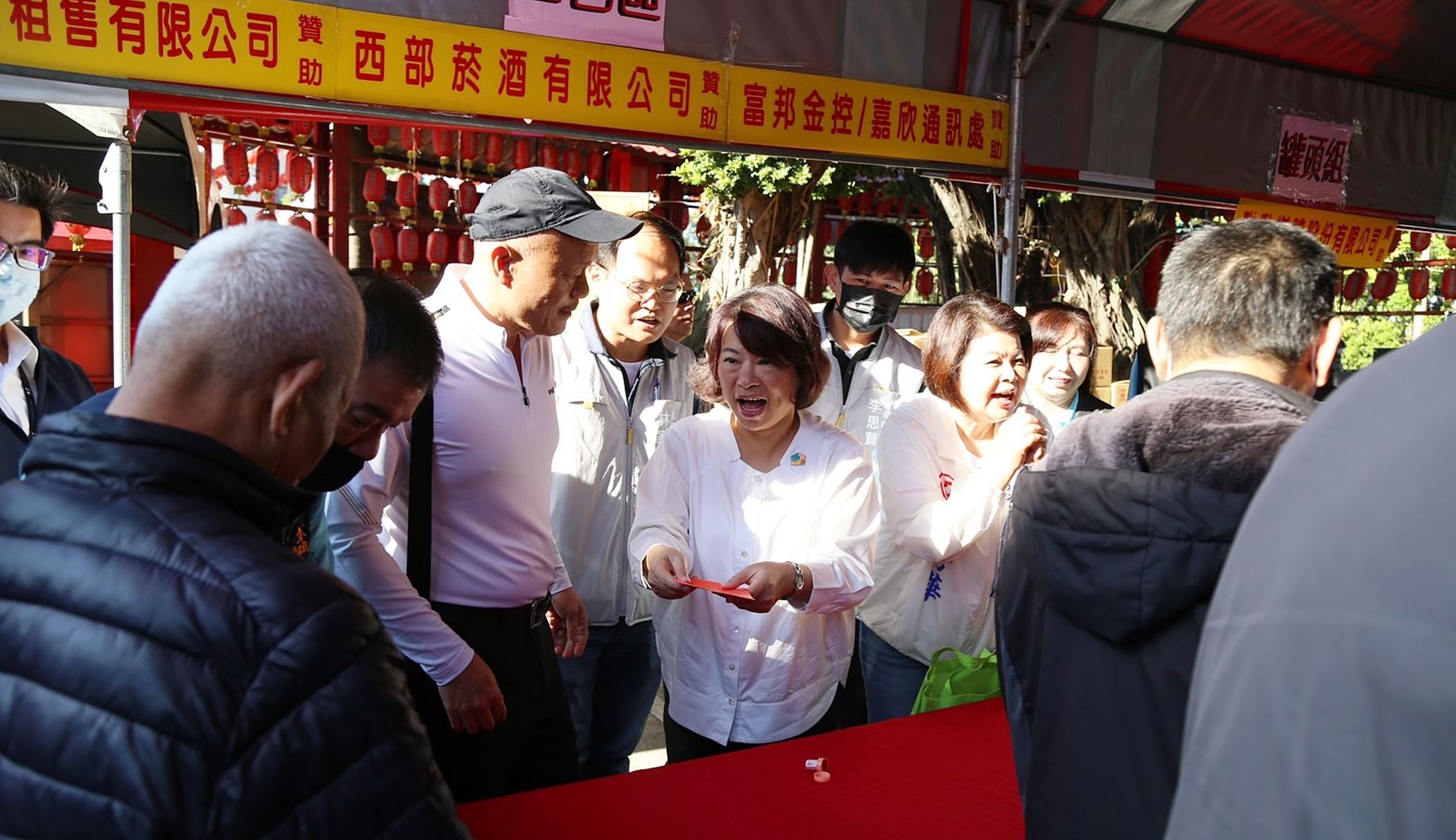 0 黃敏惠市長協助發放紅包 (2)