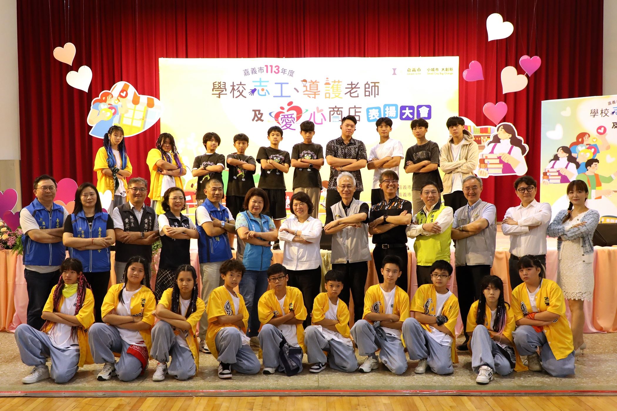 0_市長與表演學生合照.JPG