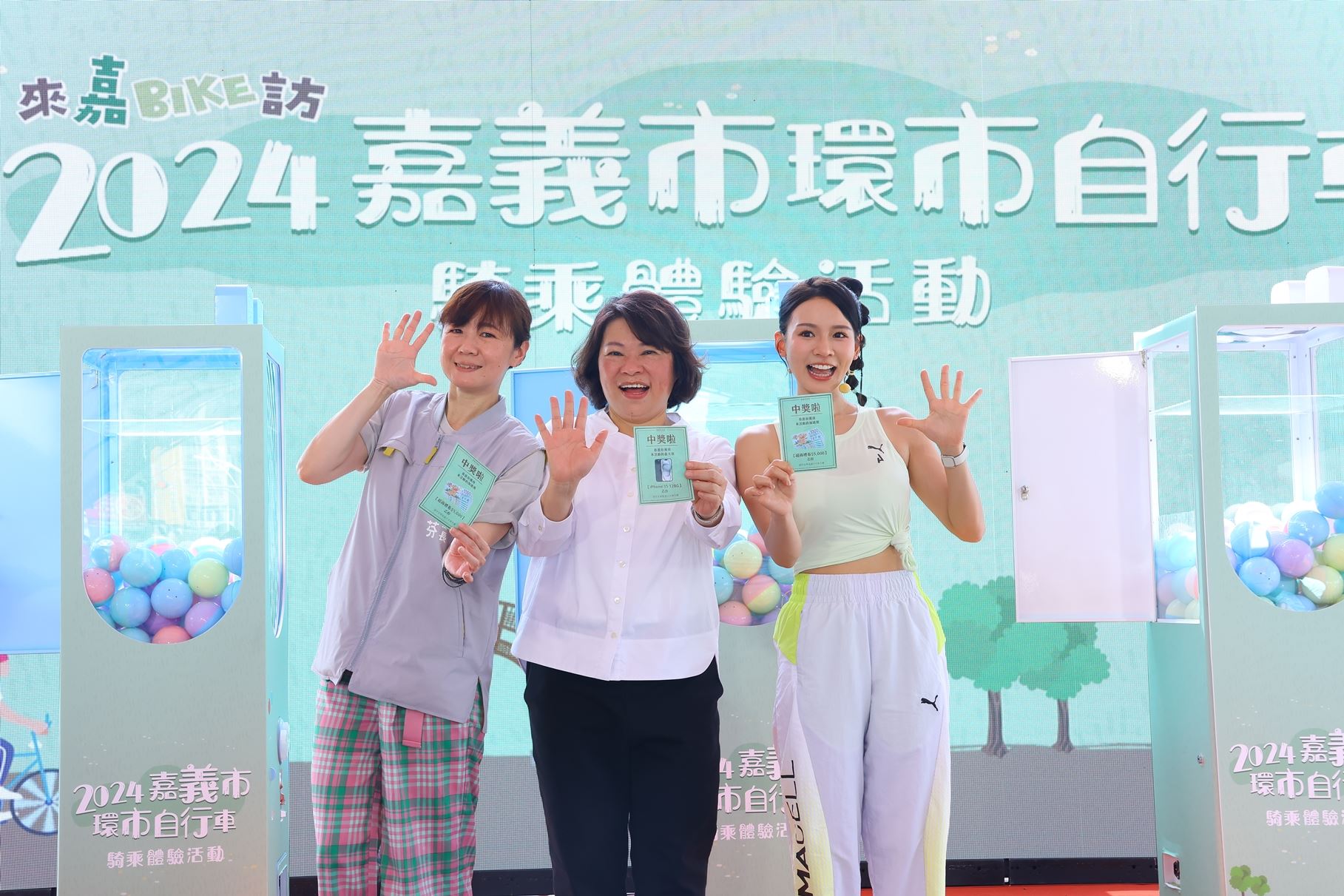 A 市長與活動代言人林莎(右)觀光新聞處長張婉芬(左)共同進行啟動儀式 (1).JPG