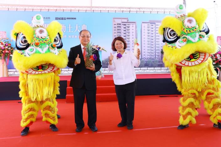 0 市長與國城建設總裁洪平森合影.JPG