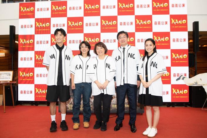 0 市長與少爺劇場社長越智陽一(右2)及鍾政均(左1)、江明娟(左2)、陳希瑀(右1)合影