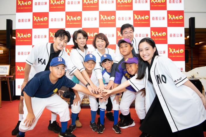 0 市長與嘉義市棒球選手及KANO演員合影