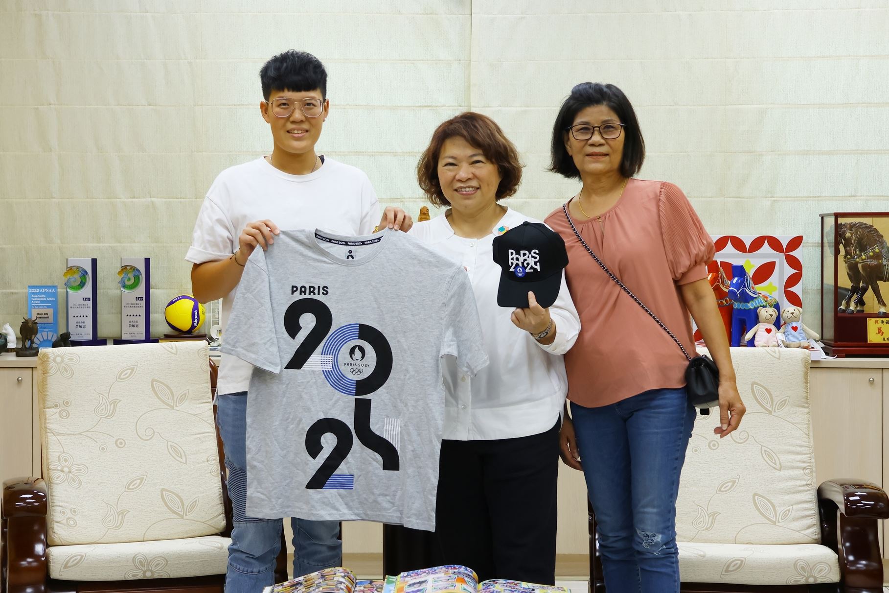 0 劉宛渝選手送上巴黎奧運紀念品 (2).JPG