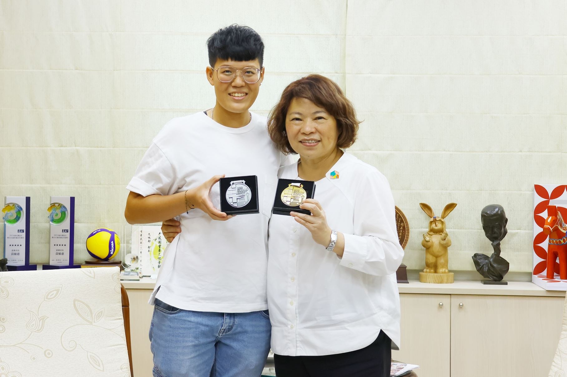 0 劉宛渝選手送上全國運動會奪金獎牌.JPG
