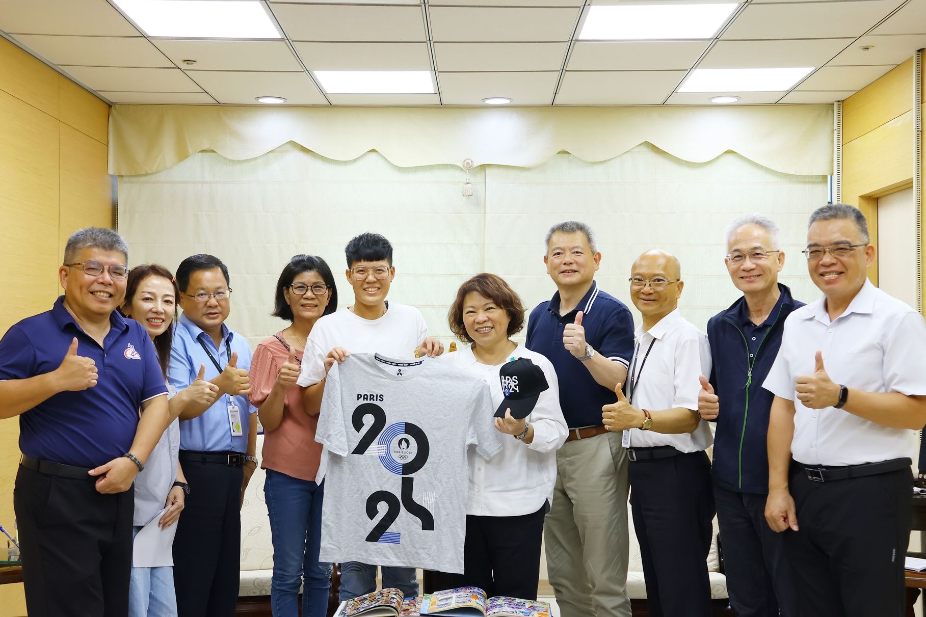 0 劉宛渝選手送上巴黎奧運紀念品 (1).JPG
