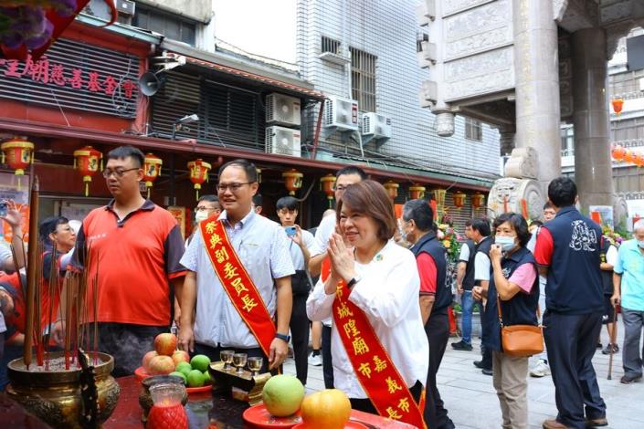 0 黃敏惠市長偕同各界貴賓循古禮恭祝諸羅城隍尊神聖誕.JPG