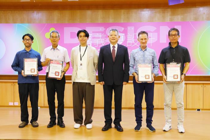 0 副市長與三位國際講師及嘉義高工校長陳瑞洲合影.JPG