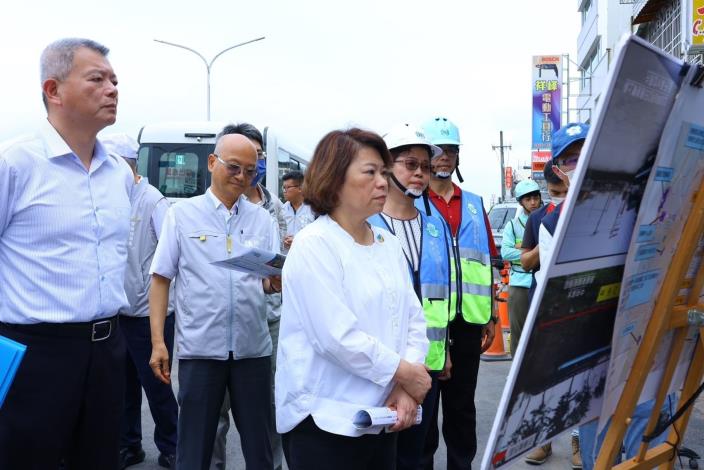 0 黃敏惠市長會同自來水五區處長謝素娟視察博愛路二段工程 (2)