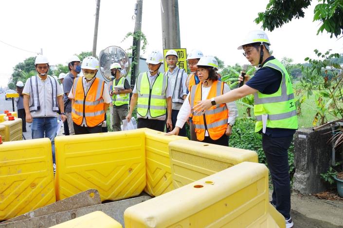 0 黃敏惠市長視察路側排水溝施工情形