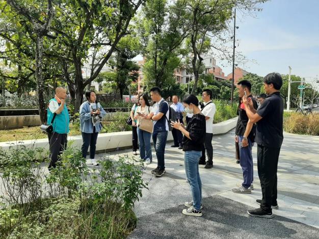 0 市府帶領各縣市產業代表參觀「穿城之水-道將圳水綠園道」，展現嘉義市的城市美學 (1)